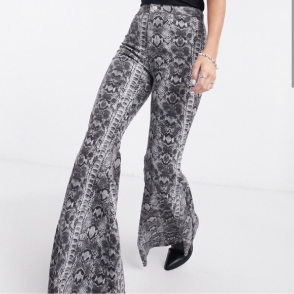 Free People We The Free Just Float On Flare Geo Snakeskin Print Bellbottom Pant - Picture 1 of 4